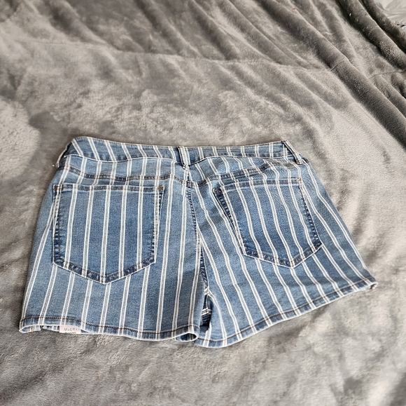 So womens jrs denim Jean shortie shorts striped sz 13 / 31w nwt - Picture 2 of 4